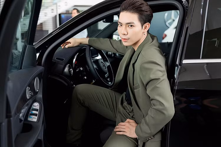 Việc tậu chiếc GLC 300 AMG cũng giúp cho ca sĩ Erik lọt vào trong danh sách những người nổi tiếng sở hữu xe Mercedes-Benz tại Việt Nam. Trước Erik, đã có nhiều đồng nghiệp chọn mẫu xe SUV hạng sang Mercedes-Benz GLC làm bạn đồng hành chẳng hạn như ca sĩ Ngô Kiến Huy, Ưng Hoàng Phúc, Phạm Quỳnh Anh hay Hoàng Yến Chibi...