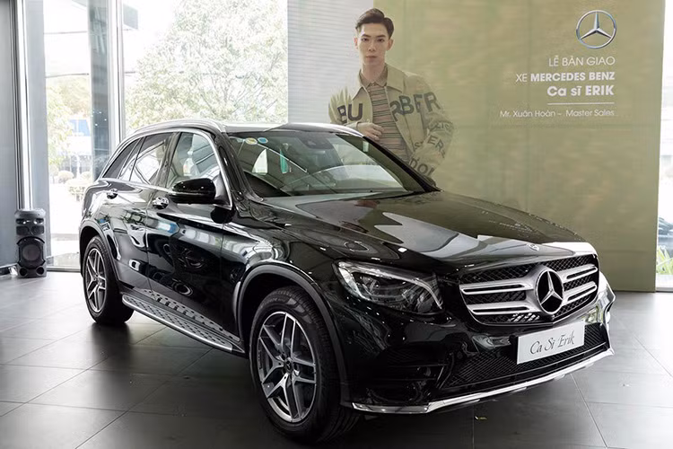 "Trái tim" Mercedes-Benz GLC 300 AMG của Erik mới mua sở hữu khối động cơ xăng 4 xi-lanh, tăng áp, dung tích 2.0 lít, sản sinh công suất tối đa 245 mã lực và mô-men xoắn cực đại 369 Nm. Động cơ kết hợp với hộp số tự động 9G-Tronic 9 cấp.