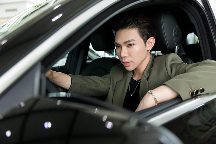 Bên trong nội thất, Mercedes-Benz GLC 300 gây ấn tượng mạnh với khoang nội thất sáng trọng, điểm nhấn của nội thất chính là bảng điều khiển liền khối cùng toàn bộ chất liệu cao cấp làm từ da, gỗ và hợp kim nhôm. Ghế người lái và hành khách phía trước điều chỉnh điện, bộ nhớ 3 vị trí cho ghế trước, tay lái và gương chiếu hậu bên ngoài...