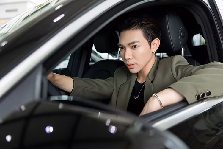 Bên trong nội thất, Mercedes-Benz GLC 300 gây ấn tượng mạnh với khoang nội thất sáng trọng, điểm nhấn của nội thất chính là bảng điều khiển liền khối cùng toàn bộ chất liệu cao cấp làm từ da, gỗ và hợp kim nhôm. Ghế người lái và hành khách phía trước điều chỉnh điện, bộ nhớ 3 vị trí cho ghế trước, tay lái và gương chiếu hậu bên ngoài...