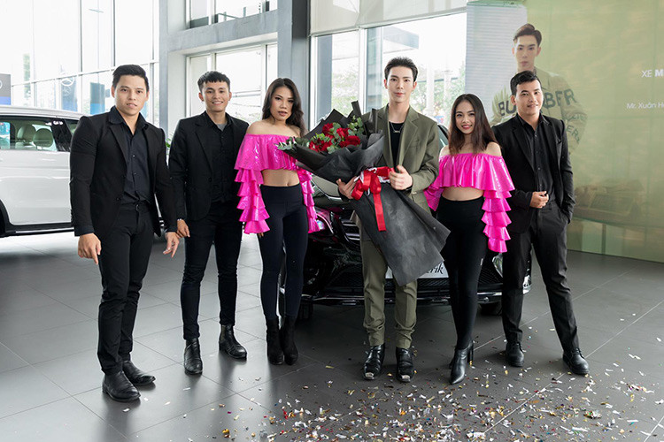 Ngoài ra xe còn có hệ thống âm thanh với đầu đọc CD, màn hình màu TFT 7-inch, bộ thu sóng phát thanh, kết nối Bluetooth, trình duyệt Internet. Touchpad điều khiển cảm ứng trên bệ trung tâm, đầu đọc thẻ cho hệ thống dẫn đường và định vị vệ tinh toàn cầu GPS, cổng kết nối truyền thông đa phương tiện phía dưới tựa tay trung tâm và hỗ trợ các thiết bị giải trí di động....