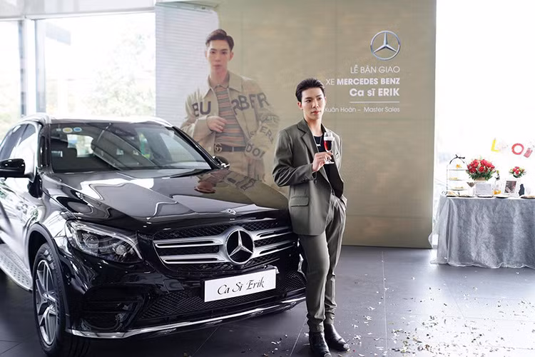 Đây có thể là mức giá bán đã bao gồm các thủ tục ra biển số. Còn giá xe Mercedes-Benz GLC 2019 chính hãng của phiên bản GLC 300 AMG tại Việt Nam là 2,289 tỷ đồng. Nam ca sĩ Sau tất cả cũng cho biết chiếc SUV hạng sang Mercedes-Benz GLC 300 AMG mình mới mua là để tặng cho bố sau những năm tháng vất vả chăm lo cho gia đình.
