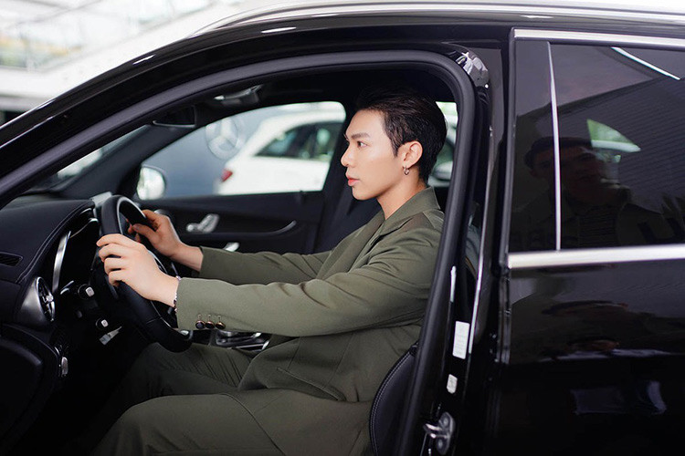 Mercedes-Benz GLC 300 mới sở hữu kích thước dài x rộng x cao tương ứng 4.656 x 1.890 x 2.870 (mm). Phần đầu của xe thiết kế nổi bật với lưới tản nhiệt thanh đôi nằm ngang, cụm đèn pha cỡ lớn tích hợp đèn chiếu sáng ban ngày dạng LED. Xe sở hữu trọng lượng nhẹ hơn tới 80 kg so với GLK và có chiều dài cơ sở lớn hơn "đối thủ" BMW X3 tới 60 mm.