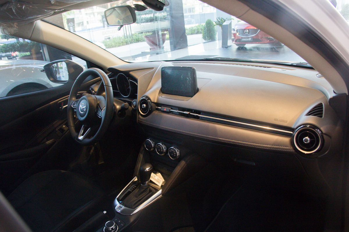Mazda2 mới có 2 tùy chọn màu nội thất, xe mang hơi hướm thể thao với việc sử dụng tone màu tối tương phản với các chi tiết màu kim loại.