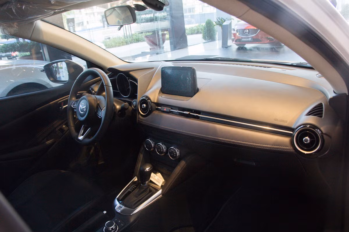 Mazda2 mới có 2 tùy chọn màu nội thất, xe mang hơi hướm thể thao với việc sử dụng tone màu tối tương phản với các chi tiết màu kim loại.