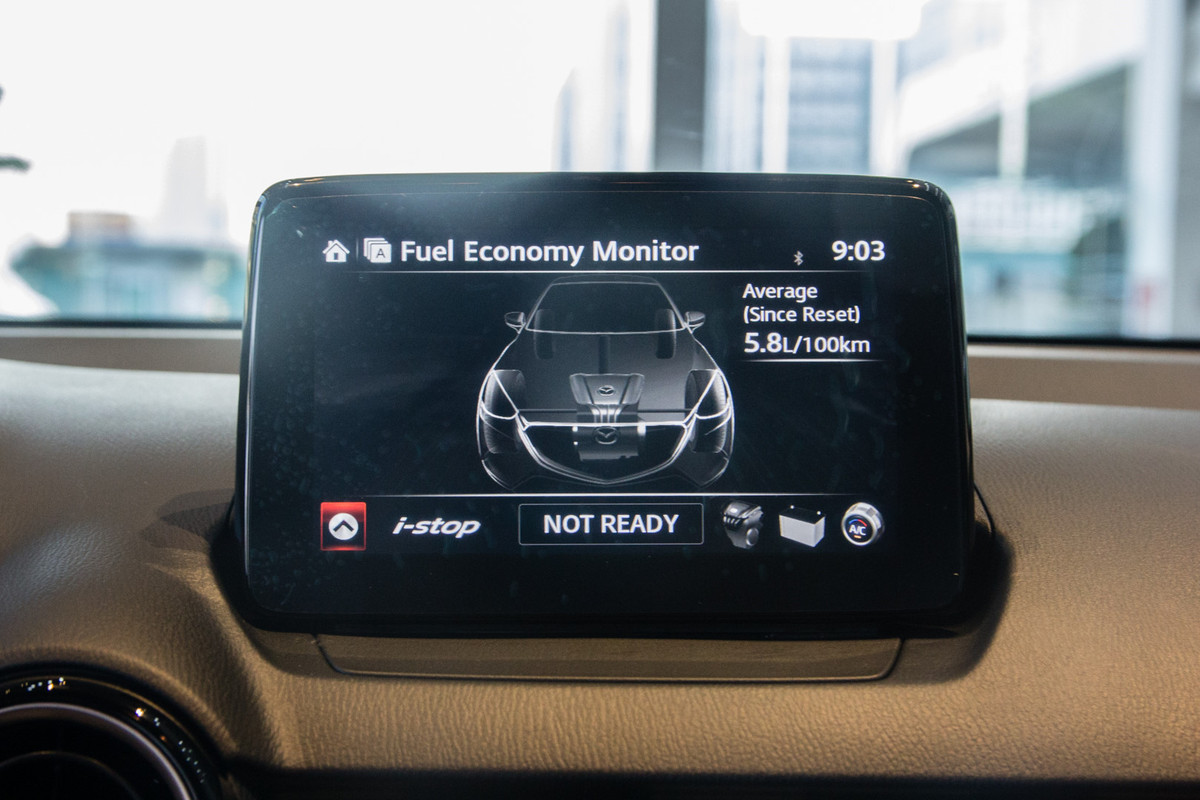 Hệ thống thông tin giải trí bao gồm màn hình LCD cảm ứng 7 inch. Hệ thống Mazda Connect kết nối đồng bộ giữa cụm điều khiển trung tâm với màn hình LCD, kết nối Bluetooth, AUX và USB. 