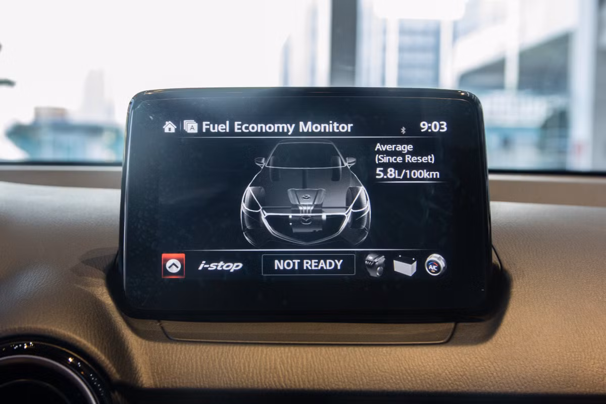 Hệ thống thông tin giải trí bao gồm màn hình LCD cảm ứng 7 inch. Hệ thống Mazda Connect kết nối đồng bộ giữa cụm điều khiển trung tâm với màn hình LCD, kết nối Bluetooth, AUX và USB. 