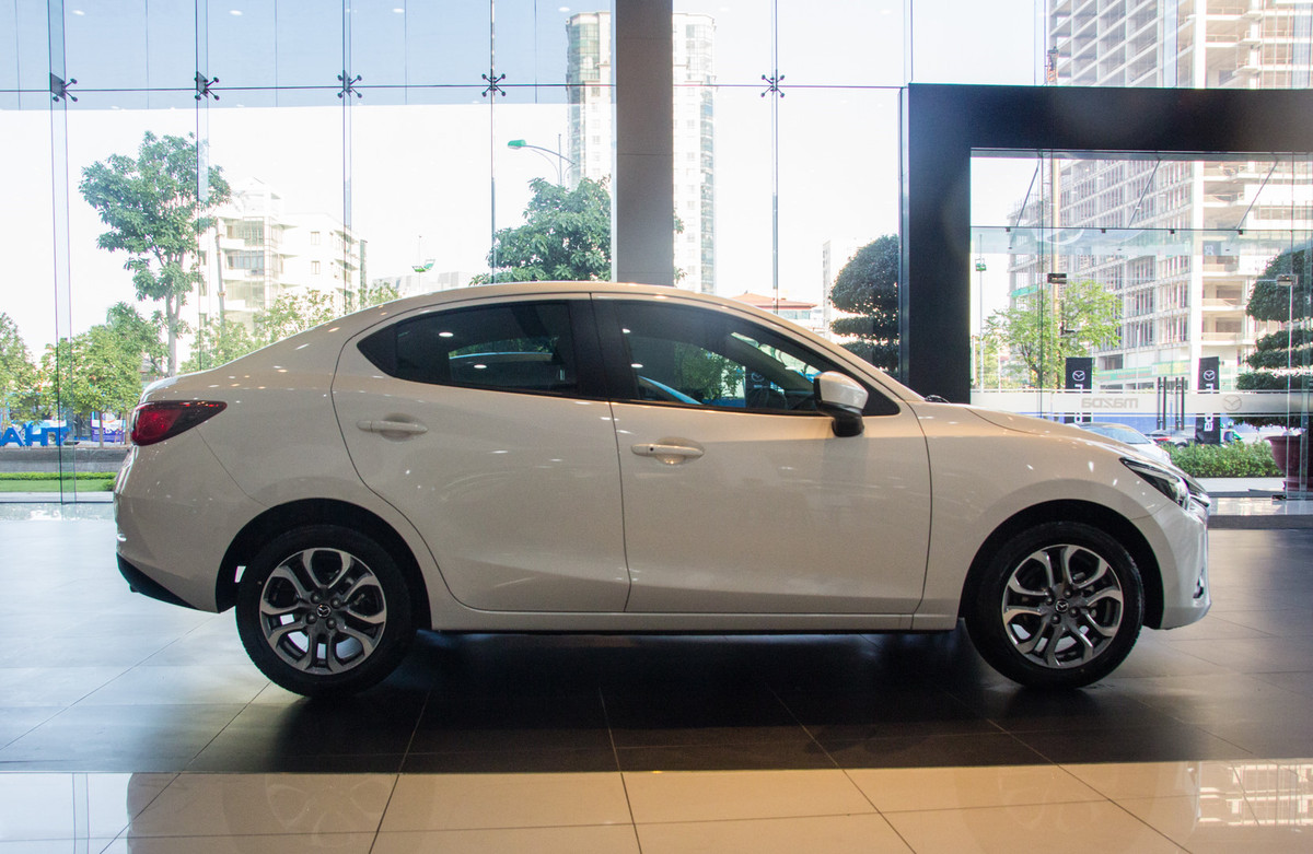 Chiếc xe được trưng bày tại đại lý là Mazda2 sedan bản Premium, có giá bán tạm tính là 559 triệu đồng, trong khi đó bản cơ sở có giá dự kiến là 509 triệu đồng. Đối thủ của Mazda2 tại thị trường Việt Nam là Toyota Vios, Honda City. Trong tháng 10, Mazda2 có doanh số đáng thất vọng khi chỉ bán được vỏn vẹn 19 xe. Trong khi đó Honda City đạt doanh số 1.105 xe và Toyota Vios là 2.477 chiếc.