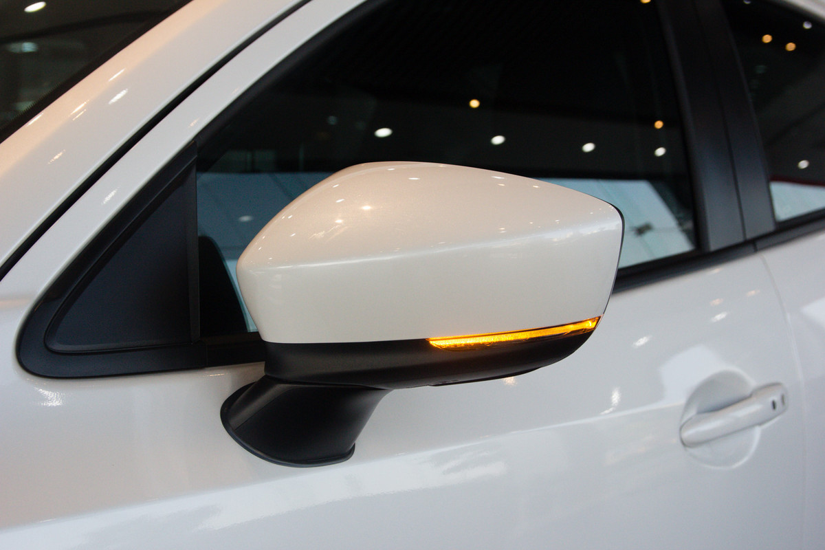 Mazda2 mới có gương chiếu hậu gập điện và chỉnh điện, tích hợp đèn báo rẽ.