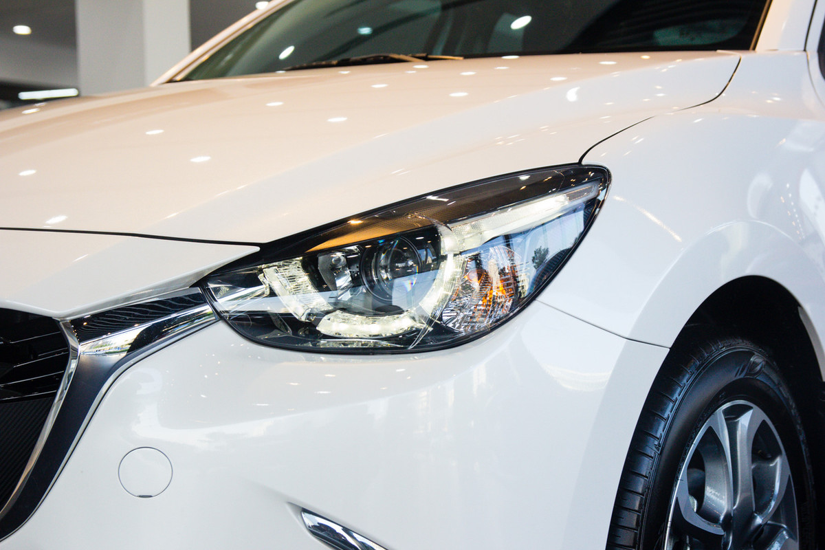 Điểm thay đổi dễ nhận thấy nhất nằm ở đèn pha. Mazda2 mới sử dụng đèn pha và dãy đèn ban ngày dạng LED, trong khi đời trước sử dụng bóng halogen.