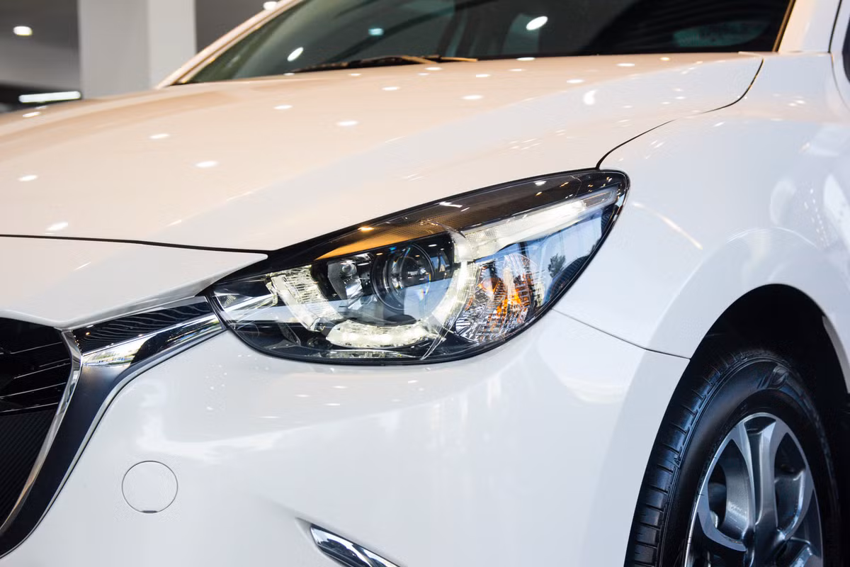 Điểm thay đổi dễ nhận thấy nhất nằm ở đèn pha. Mazda2 mới sử dụng đèn pha và dãy đèn ban ngày dạng LED, trong khi đời trước sử dụng bóng halogen.