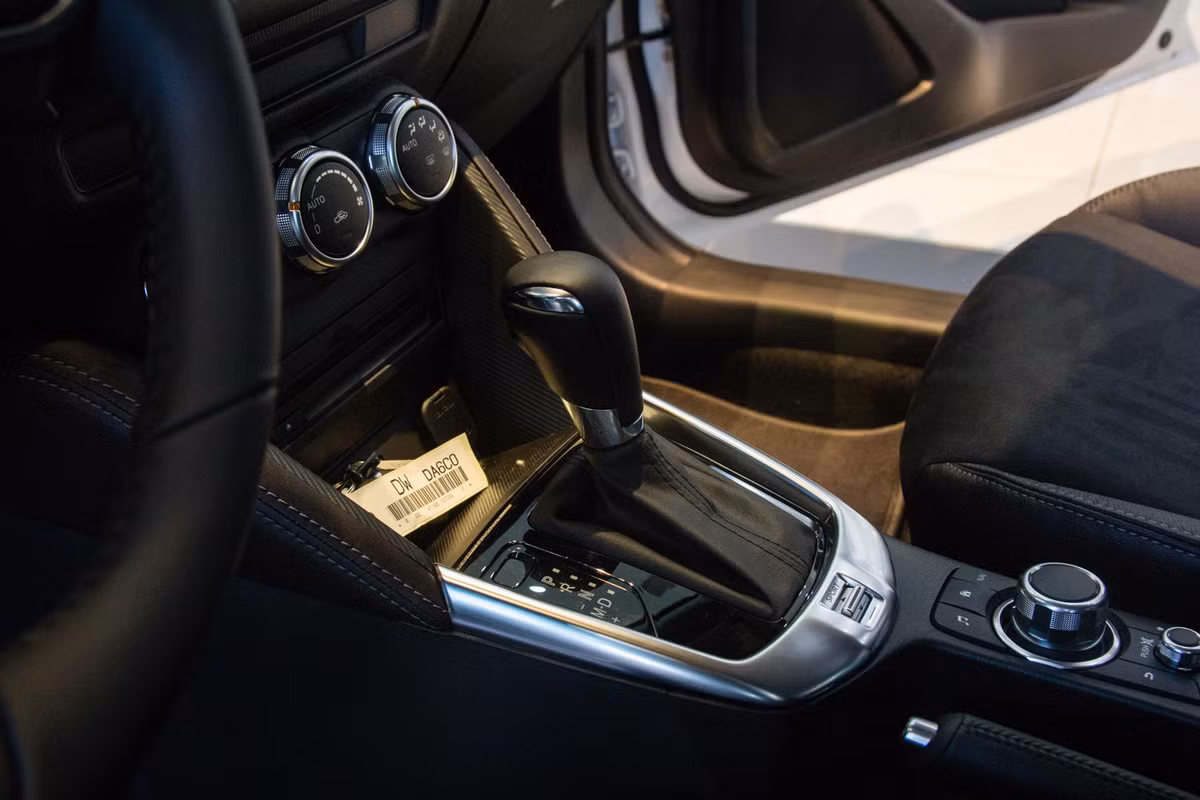 Cần số và thắng tay cũng được bọc da. Xe còn có nút chuyển chế độ lái thể thao (Sport Mode) sau cần số. Một số tính năng an toàn trên Mazda2 mới bao gồm cruise control, ABS, hệ thống phân phối lực phanh điện tử EBD, hệ thống chống trượt TCS, cân bằng điện tử và phanh khẩn cấp.