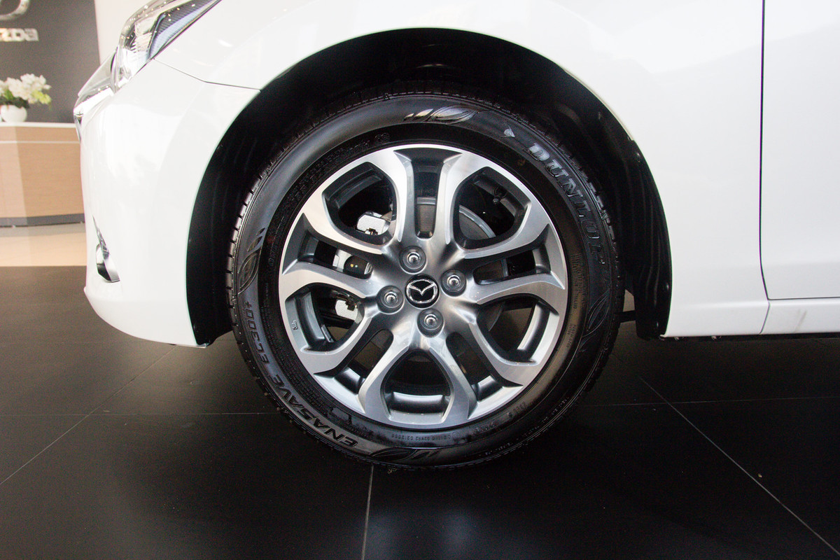 Mâm xe vẫn là loại hợp kim nhôm kích thước 16 inch. Mazda2 phiên bản 2018 mới cung cấp có 2 biến thể là sedan và hatchback.