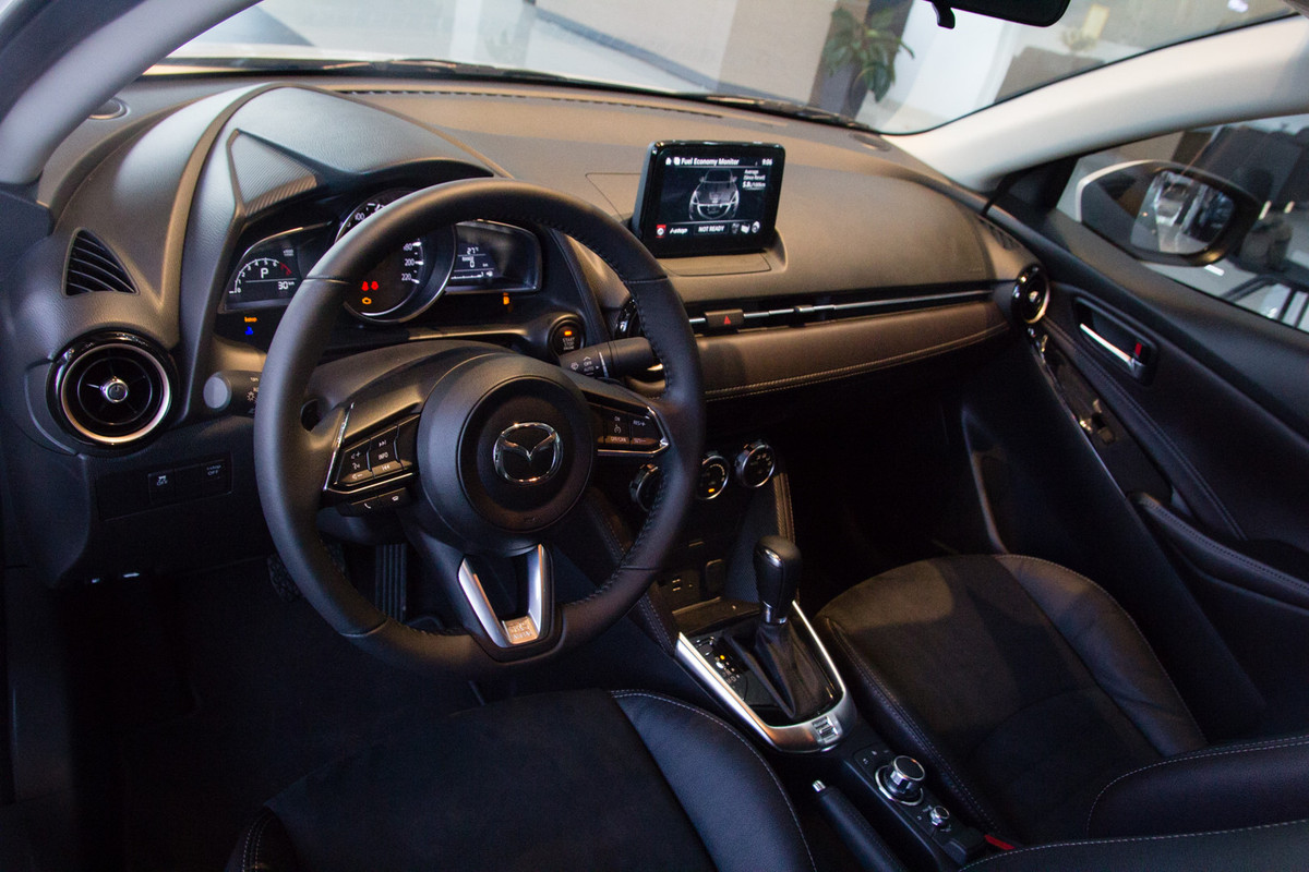 Vô lăng 3 chấu thể thao, được bọc da và tích hợp nút chức năng như điều chỉnh âm thanh và kết nối Bluetooth đàm thoại rảnh tay.