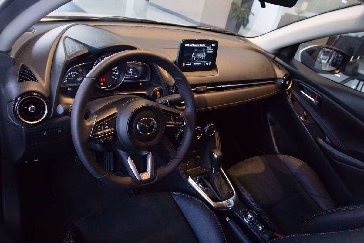 Vô lăng 3 chấu thể thao, được bọc da và tích hợp nút chức năng như điều chỉnh âm thanh và kết nối Bluetooth đàm thoại rảnh tay.