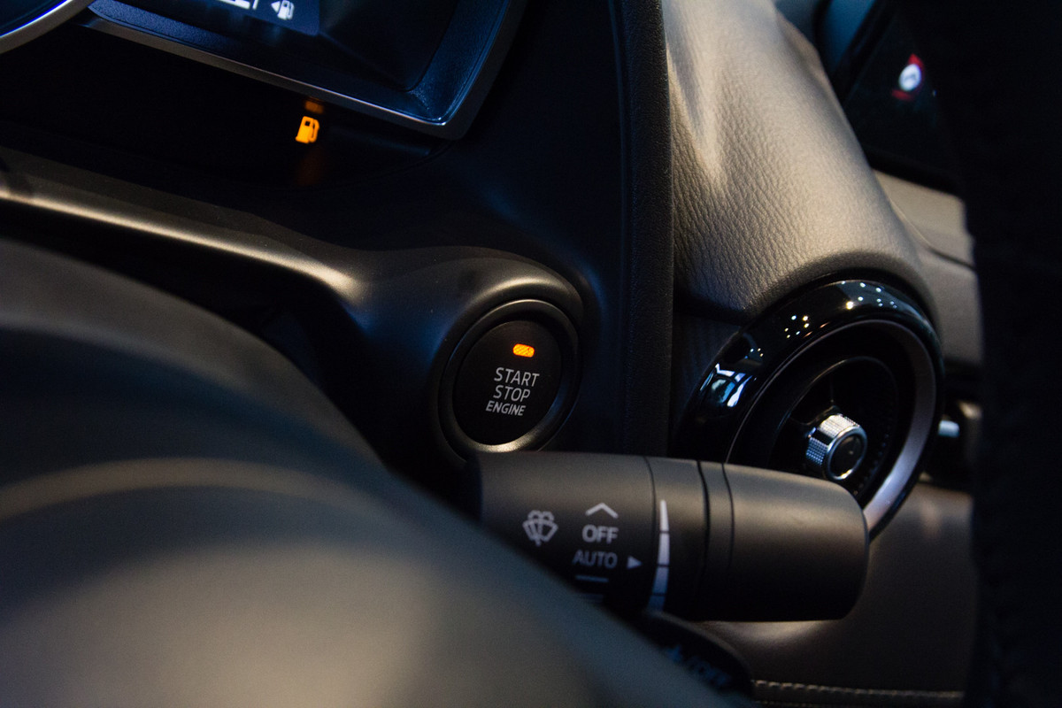 Mazda2 cũng sử dụng chìa khóa thông minh và nút khởi động engine start/stop giống thế hệ trước. Phía sau vô lăng còn có lẫy sang số thể thao. Điểm thay đổi đáng chúng ý nhất trên Mazda2 mới là công nghệ kiểm soát gia tốc G-Vectoring Control (GVC) giúp xe vận hành ổn định, tăng mức an toàn. Mazda2 mới là mẫu xe thứ 4 trong danh mục sản phẩm Mazda được trang bị công nghệ này, bên cạnh Mazda3, Mazda6 và CX-5.