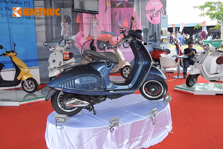 Mẫu Vespa 946 đời mới nhất của Piaggio này hiện có giá khoảng 365 triệu đồng, nó hiện là mẫu xe đắt nhất trong gia đình Piaggio.