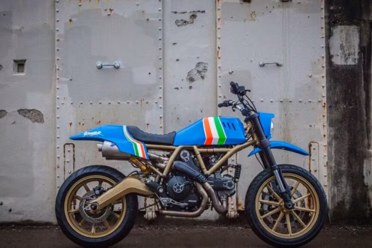 Trong dự án Ducati Scrambler Maverick này, GRIME phối hợp với xưởng độ Marin Speed Shop ở Marin, CA để hoàn thiện các kĩ năng cơ khí anh không thông thạo. Đội ngũ thống nhất sử dụng màu xanh đặc trưng của những dòng cào cào motocross cổ điển thập niên 80.