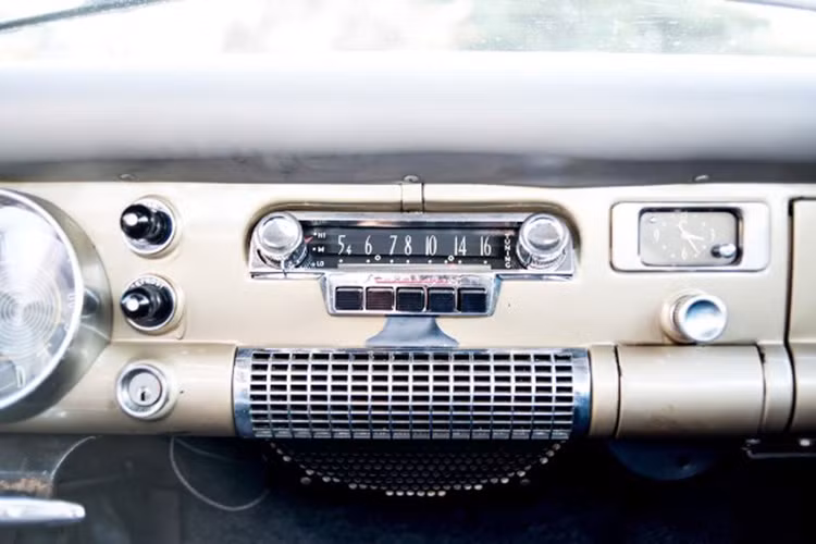 Bảng điều khiển trung tâm của xe rất cổ điển, nó vẫn sử dụng dạng sóng cao tần với các nút bấm cùng đồng hồ kim,...