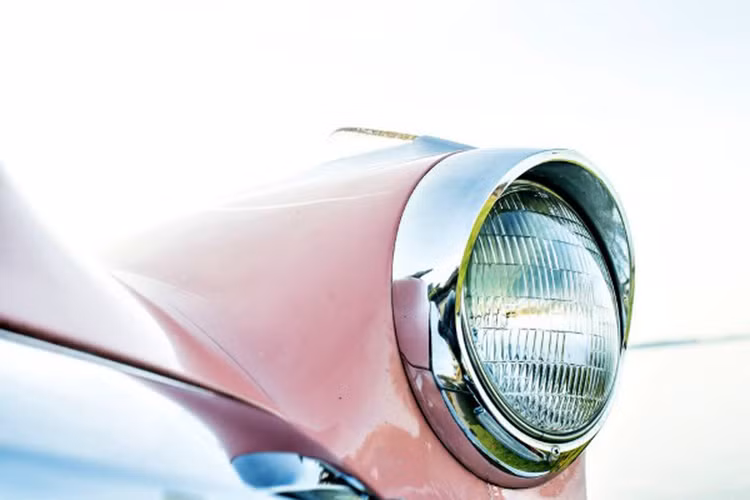 Đèn trước của xe rất ấn tượng bởi nét cổ điển của những năm 50-60.