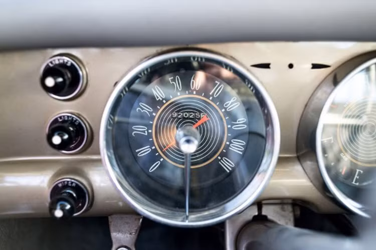 Cụm đồng hồ Odometer nguyên bản cho thấy chiếc xe vẫn còn rất zin bởi con số 92,025 dặm, với quãng đường như vậy thì đối với "cụ già" hơn 60 tuổi này vẫn còn là quá ít.