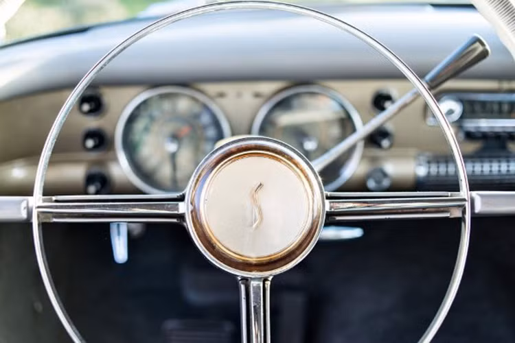 Xe sử dụng cần số tay sát vô lăng, ngoài vô lăng bọc da 2 chấu thì chính giữa lại là 3 chấu nhỏ dạng hợp kim, chính giữa là logo hình chữ S cách điệu của Studebaker.