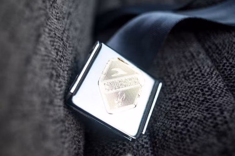 Mặt dây đai an toàn trên xe cũng được hãng xe này chế tạo thủ công cực kỳ tinh tế giống như một chiếc thắt lưng "hàng hiệu".