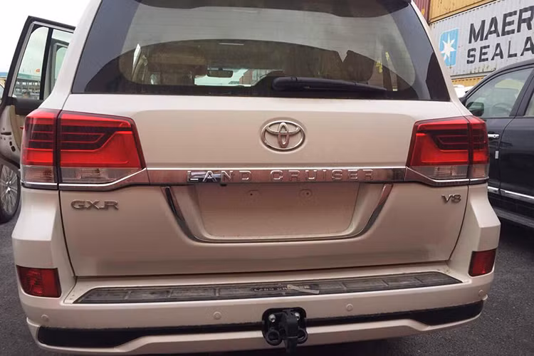 Ở thế hệ này, Toyota vẫn sử dụng hệ thống khung gầm body-on-frame (thân đặt trên khung rời, phân biệt với loại khung xe nguyên khối monocoque) của Land Cruiser 2008. Ngoài ra, cụm đèn LED phía sau cũng cập nhật mới với thanh trang trí mạ chrome kéo dài hết chiều ngang xe cũng là điểm mới để phân biệt với những đời trước.