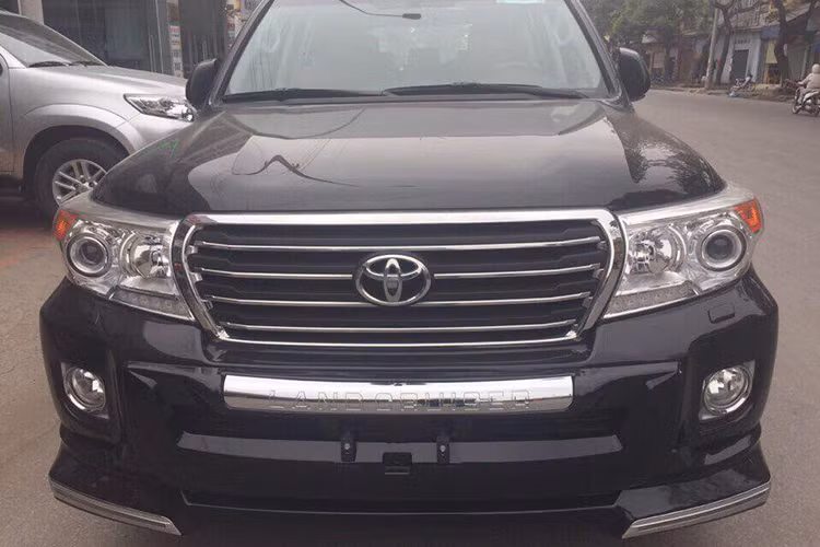 Toyota Việt Nam hiện tại chỉ phân phối Land Cruiser VX phiên bản 2016 dung tích xi lanh 4.6 lít, V8 có giá bán 3,65 tỷ đồng. Tuy nhiên, option của phiên bản này còn một số hạn chế. Với những khách hàng muốn sở hữu một chiếc Land Cruiser nhiều “đồ chơi” hơn, “ngầu” hơn thì sẽ buộc phải chọn lựa xe nhập ngoài, tức là từ các showroom tư nhân.