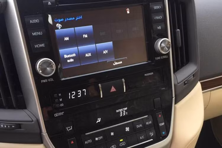 Ngoài ra trên mẫu xe Land Cruiser mới được nhập khẩu từ Trung Đông về Việt Nam còn được trang bị cửa sổ trời, camera 360, cảnh báo điểm mù, cảnh báo làn đường, kiểm soát hành trình thích ứng, cảnh báo va chạm, cảm biến sau, đèn pha Led thích ứng,… Đặc biệt, hệ thống kiểm soát địa hình toàn cảnh cũng xuất hiện trên mẫu xe này.