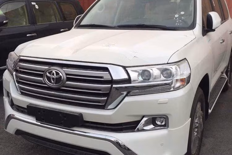 Trên mẫu SUV cỡ lớn nhà Toyota, phần đầu xe được thay đổi lưới tản nhiệt hình lục giác với 3 thanh ngang mạ crôm liên kết với cụm đèn pha LED, phía trên nắp ca-pô được tạo những đường gân dập nổi, đèn hậu thiết kế với kiểu dáng nằm ngang, đèn định vị được đưa lên cao với phần cản sau thiết kế thể thao hơn.