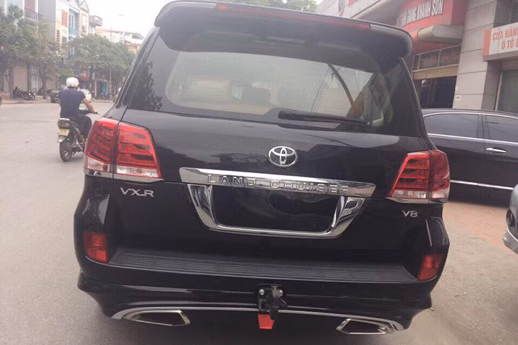 Giá bán của Land Cruiser nhập ngoài dao động khá nhiều và hiếm có mức giá chung do khác biệt về option. Theo tiết lộ của một đơn vị nhập khẩu, giá bán mẫu SUV nhập khẩu tại Việt Nam là khoảng gần 190.000 USD, tức ở mức khoảng 4,3 tỷ đồng. Bản VX.R 4.6 V8 nhập Trung Đông có giá tham khảo vào khoảng 4,9 tỷ đồng, bản 5.7 V8 nhập Mỹ vào khỏang 5,9 tỷ đồng, cao gấp hơn 1,5 lần xe do Toyota Việt Nam bán ra.