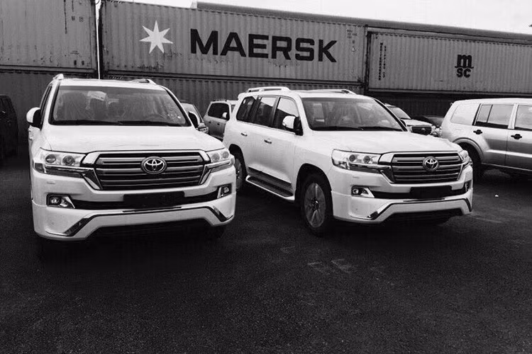 Mẫu xe SUV cỡ lớn Toyota Land Cruiser 2017 vừa cập cảng Việt Nam thuộc phiên bản GX.R và VX.R 2017. Mẫu xe này được hãng xe Toyota nâng cấp nhẹ cho năm 2017 với không nhiều thay đổi về thiết kế ngoại, nội thất (phiên bản VX.R cao cấp và đắt tiền hơn so với bản GX.R).