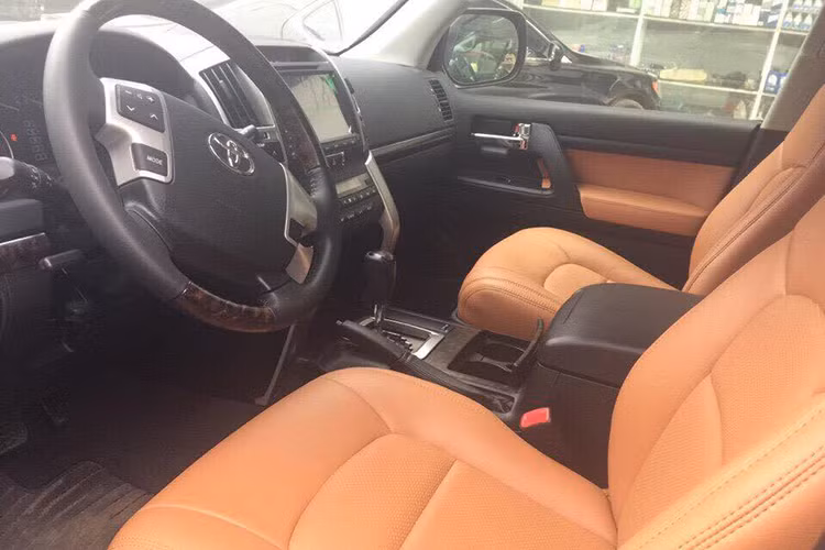 Nội thất trên xe cũng được đổi mới đáng kể. Trong đó, bảng táp lô bố trí lại các cụm điều khiển chức năng và màn hình cho hệ thống giải trí đặt ở vị trí cao hơn. Toyota cũng chú trọng trải nghiệm cao cấp cho bên trong khoang xe bằng cách bổ sung thêm các vật liệu da mềm thay cho vật liệu nhựa cứng trước đây, cùng vô lăng mới đẹp hơn.