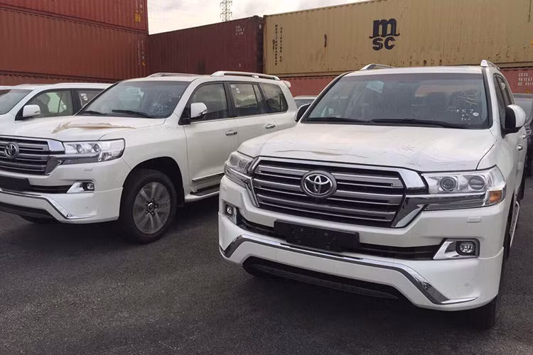 Do là bản Trung Đông nên so với Land Cruiser 2017 phiên bản Mỹ thì mẫu SUV cỡ lớn của Toyota khác biệt nhẹ với bộ body ở cản trước với thanh mạ crôm hình chữ U mở rộng và ốp thân cùng ốp cản sau tạo cho ngoại hình xe trông cân đối và “ngầu” hơn. Trên bản nhập thì sẽ có thêm nội thất bọc da màu nâu và đen thay vì màu kem sáng.