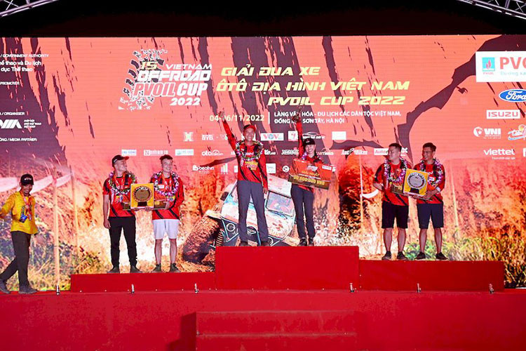 Với những kỹ năng xử lý đẳng cấp, một tinh thần thép cùng bản lĩnh vững vàng, những vận động viên xuất sắc nhất của giải đua PVOIL VOC 2022 đã chính thức lộ diện: Ở Hạng Bán tải Việt Nam: Số đội 105 – Tên đội: HELLO KITTY – Lái chính: Trần Thanh Ngân – Lái phụ: Trần Công Phát – Số điểm: 465.