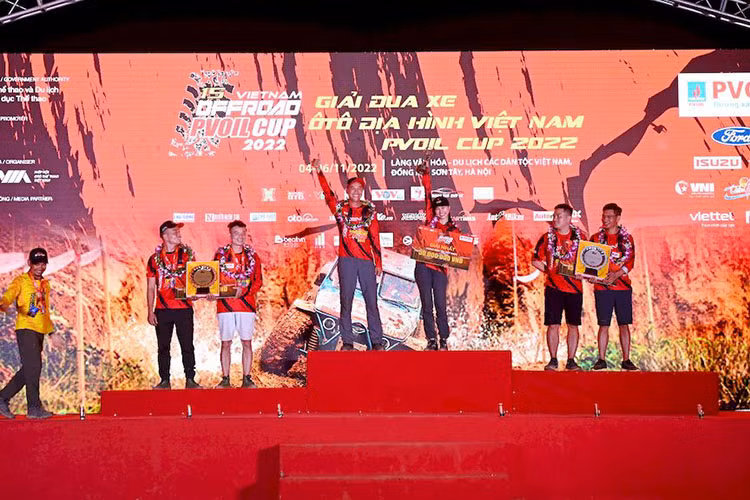 Với những kỹ năng xử lý đẳng cấp, một tinh thần thép cùng bản lĩnh vững vàng, những vận động viên xuất sắc nhất của giải đua PVOIL VOC 2022 đã chính thức lộ diện: Ở Hạng Bán tải Việt Nam: Số đội 105 – Tên đội: HELLO KITTY – Lái chính: Trần Thanh Ngân – Lái phụ: Trần Công Phát – Số điểm: 465.