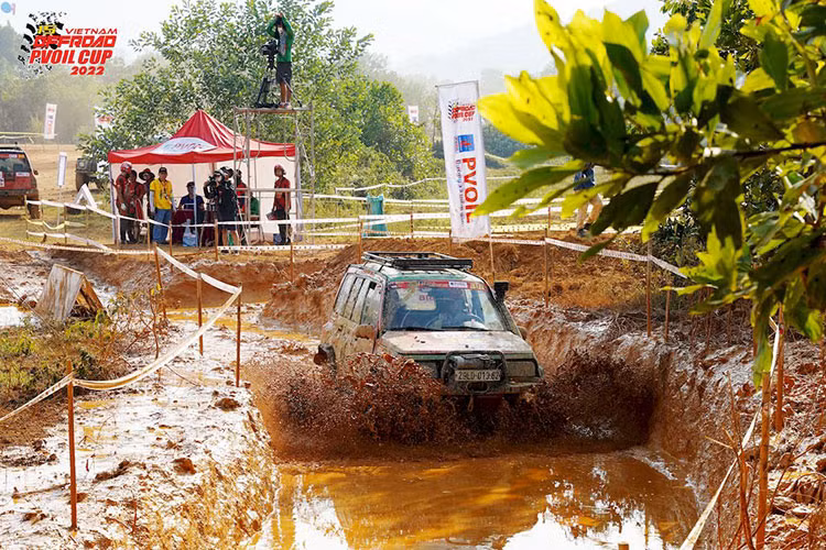 Sau 03 ngày tranh tài đầy kịch tính, Giải Đua xe Ô tô Địa hình Việt Nam PVOIL Cup 2022 đã chính thức khép lại tại Làng Văn hóa – Du lịch các dân tộc Việt Nam, Hà Nội. Là giải đua kỷ niệm 15 năm kể từ khi ra đời, PVOIL VOC 2022 đã thực sự trở thành ngày hội không chỉ của riêng các vận động viên đam mê Offroad mà còn là của cả những khán giả yêu các hoạt động ôtô thể thao.