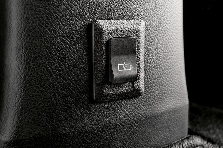 Hàng ghế thứ hai của Toyota Sienta được bổ sung thêm cổng sạc USB cho hành khách có nhu cầu sạc điện thoại. Ngoài ra Sienta cũng được nâng cấp camera lùi lên loại hỗ trợ góc siêu rộng, giúp việc lùi xe an toàn hơn.