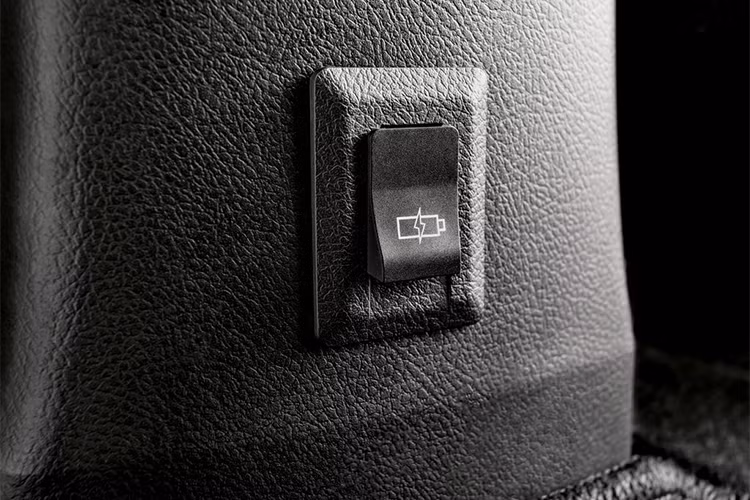 Hàng ghế thứ hai của Toyota Sienta được bổ sung thêm cổng sạc USB cho hành khách có nhu cầu sạc điện thoại. Ngoài ra Sienta cũng được nâng cấp camera lùi lên loại hỗ trợ góc siêu rộng, giúp việc lùi xe an toàn hơn.