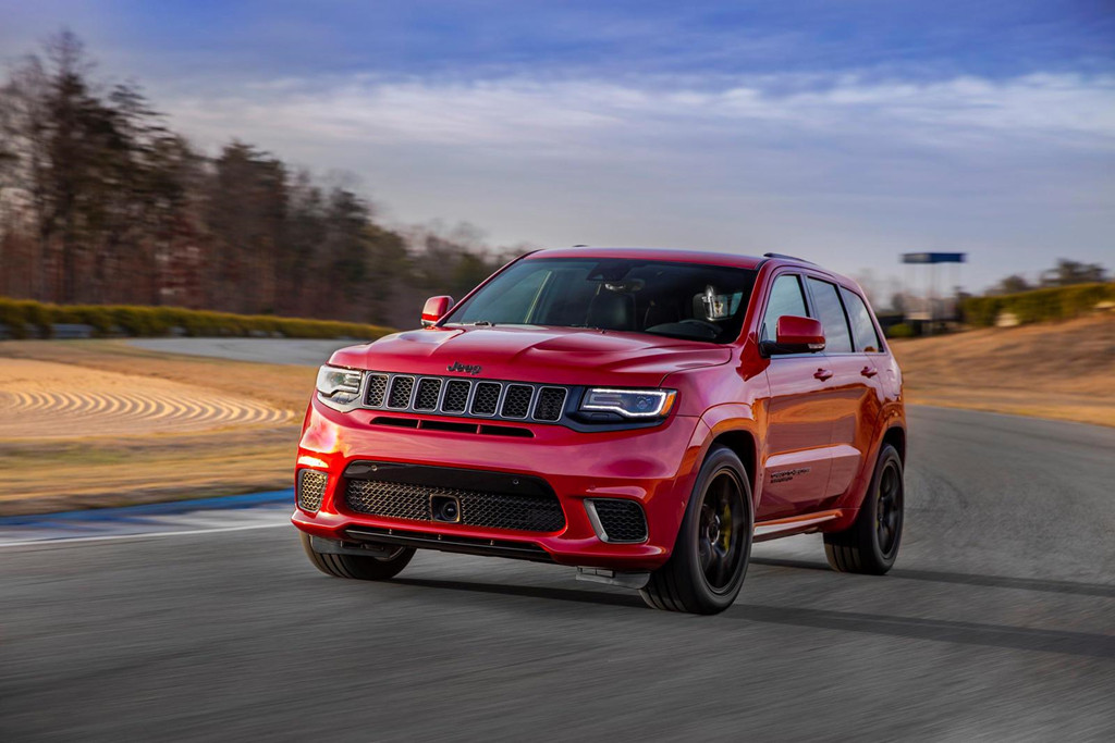 Jeep Grand Cherokee Trackhawk – 707 mã lực (88.200 USD): Mỹ chỉ góp mặt với duy nhất một đại diện là Grand Cherokee Trackhawk, nhưng lại đứng ở vị trí cao nhất trong bảng xếp hạng này. Đây là mẫu SUV mạnh nhất mà Jeep từng sản xuất, sở hữu động cơ siêu nạp Hellcat V8 6.2L, có công suất 707 mã lực và mô-men xoắn 874 Nm. Xe nặng 2.404 kg và chỉ mất 3,5 giây để tăng tốc 0-100 km/h.