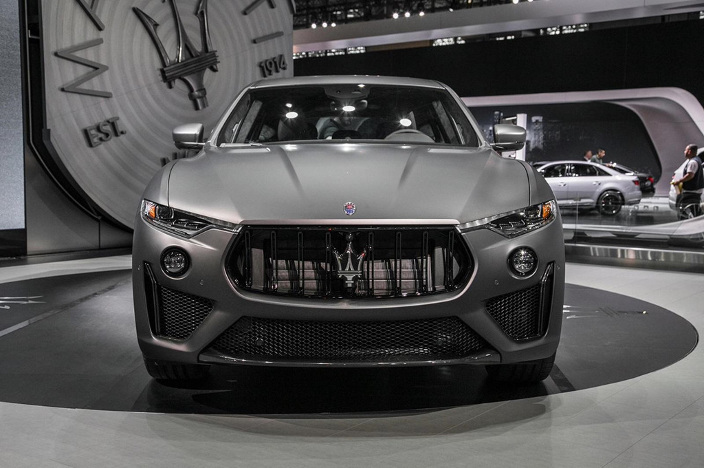 Maserati Levante Trofeo – 582 mã lực (171.500 USD): Không chỉ là phiên bản đỉnh nhất của dòng Levante, Levante Trofeo còn là một trong những mẫu xe nhanh và mạnh nhất mà Maserati từng chế tạo. Điều này có được nhờ vào động cơ V8 4.0L tăng áp kép, sản sinh công suất 582 mã lực và mô-men xoắn 730 Nm, tăng tốc 0-100 km/h trong 4,1 giây.
