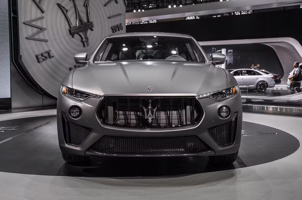 Maserati Levante Trofeo – 582 mã lực (171.500 USD): Không chỉ là phiên bản đỉnh nhất của dòng Levante, Levante Trofeo còn là một trong những mẫu xe nhanh và mạnh nhất mà Maserati từng chế tạo. Điều này có được nhờ vào động cơ V8 4.0L tăng áp kép, sản sinh công suất 582 mã lực và mô-men xoắn 730 Nm, tăng tốc 0-100 km/h trong 4,1 giây.