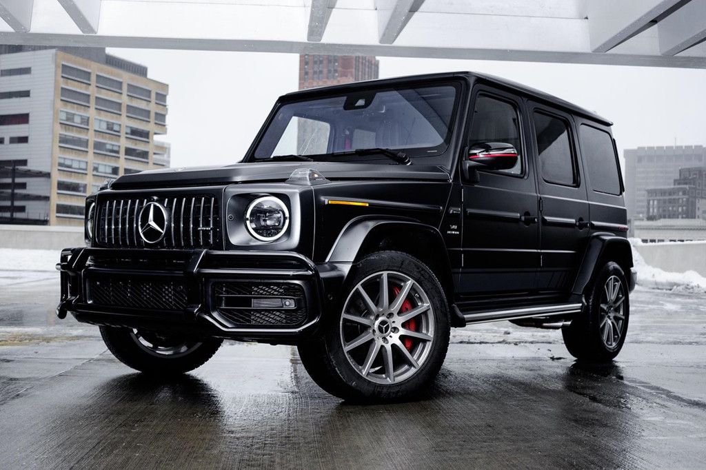 Mercedes-AMG G63 – 577 mã lực (148.500 USD): G63 AMG được mệnh danh là “ông vua địa hình” nhờ khả năng off-road đỉnh cao và ngoại hình hầm hố. Động cơ của xe là loại V8 4.0L tăng áp kép, cho công suất 577 mã lực và mô-men xoắn 850 Nm, tăng tốc 0-100 km/h trong 4,4 giây.