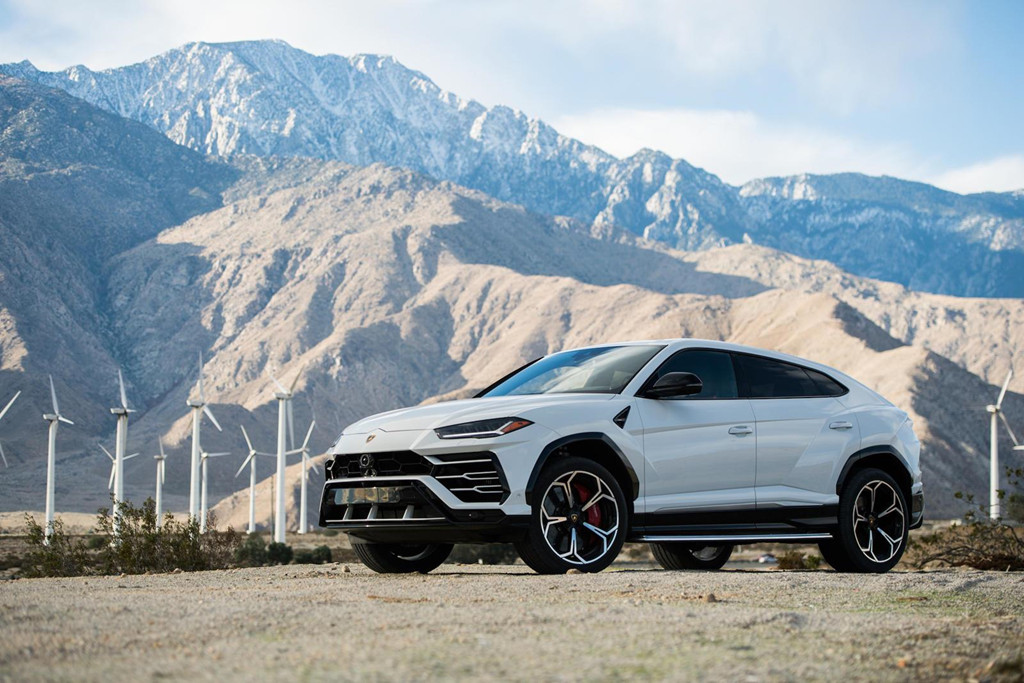 Lamborghini Urus – 641 mã lực (200.000 USD): Xếp ngay sau Bentley Bentayga Speed về tốc độ tối đa là Lamborghini Urus – mẫu SUV trước đó từng nắm giữ ngôi vương với kỷ lục là 304,9 km/h. “Siêu bò” này được gắn động cơ V8 4.0L tăng áp kép, cho công suất 641 mã lực và mô-men xoắn 850 Nm.