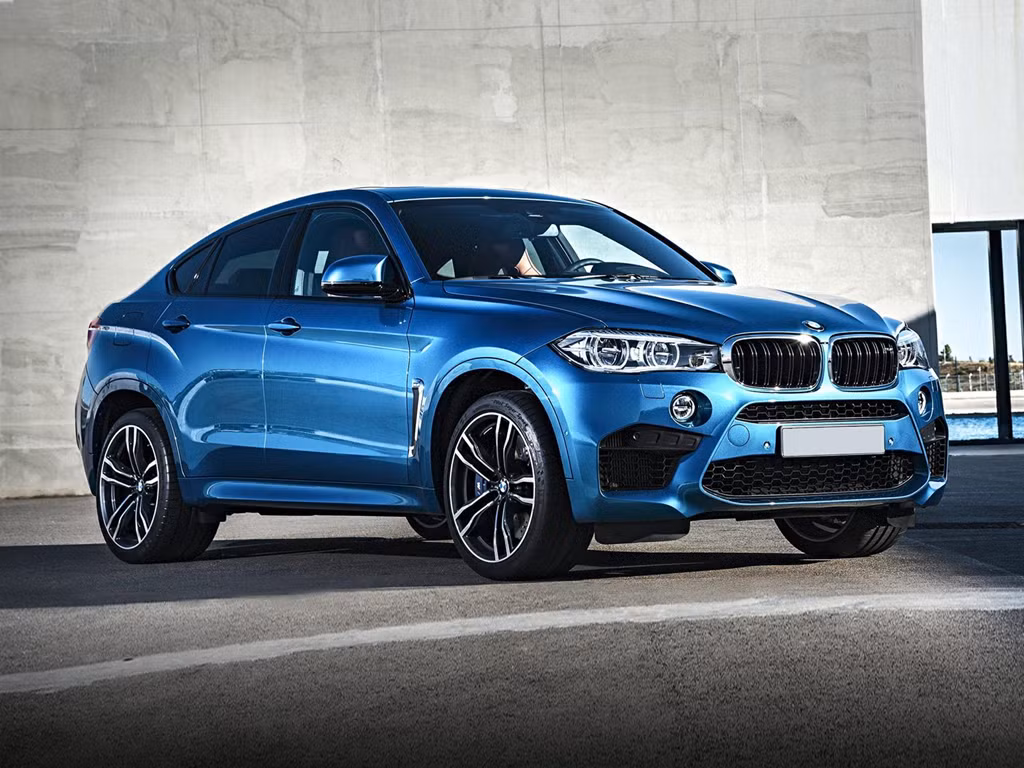 BMW X6 M – 567 mã lực (107.000 USD): Là phiên bản hiệu năng cao tới từ bộ phận M Sport, X6 M sử dụng động cơ V8 4.4L tăng áp kép, cho công suất 567 mã lực và mô-men xoắn 750 Nm, tăng tốc 0-100 km/h trong 4,2 giây. X6 M có mức tiêu thụ nhiên liệu trung bình chỉ khoảng 11,1 lít/100 km – con số đáng mơ ước đối với một chiếc xe sang hiệu suất cao.