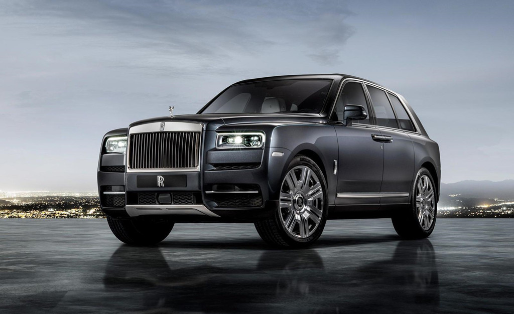 Rolls-Royce Cullinan – 563 mã lực (325.000 USD): Chiếc SUV đầu tiên của Rolls-Royce được trang bị động cơ V12 6.75L tăng áp kép, cho công suất 563 mã lực và mô-men xoắn 850 Nm, tăng tốc 0-100 km/h trong 5,1 giây. Trong danh sách này, Cullinan có thể thua kém đôi chút về sức mạnh, nhưng về độ sang trọng thì những mẫu xe bên dưới khó mà sánh bằng.