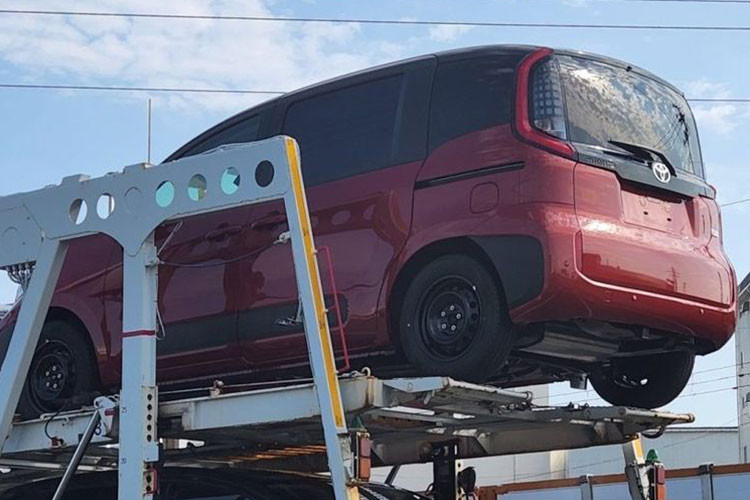 Điều đặc biệt là tuy có kích thước nhỏ nhưng Toyota Sienta 2023 tại Nhật Bản lại được trang bị cửa trượt chỉnh điện bên sườn. Trên cửa và chắn bùn trước/sau còn có ốp nhựa màu đen, gợi liên tưởng đến những mẫu xe châu Âu như Renault Kangoo hoặc Citroen.