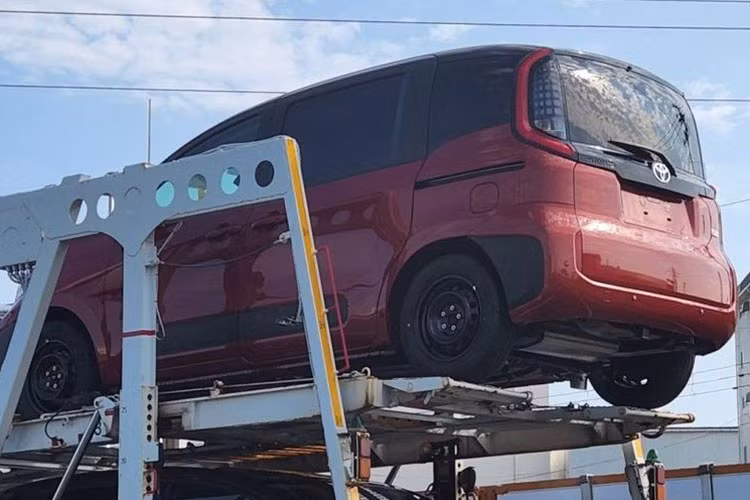 Điều đặc biệt là tuy có kích thước nhỏ nhưng Toyota Sienta 2023 tại Nhật Bản lại được trang bị cửa trượt chỉnh điện bên sườn. Trên cửa và chắn bùn trước/sau còn có ốp nhựa màu đen, gợi liên tưởng đến những mẫu xe châu Âu như Renault Kangoo hoặc Citroen.