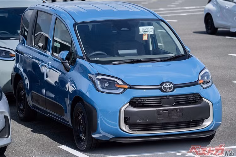 Tại thị trường Nhật Bản, giá xe Toyota Sienta 2023 dao động từ 1,95 - 3,108 triệu Yên (khoảng 333 - 531 triệu đồng). Ngoài Nhật Bản, mẫu MPV này còn được bán ở một số thị trường khác như Đông Nam Á.